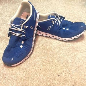 Women’s On Cloud size 8 (US)